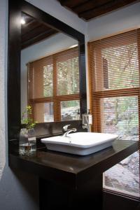 比勒陀利亚舍伍德小屋酒店的带白色水槽和镜子的浴室 更多80张照片