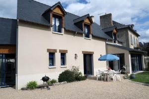 Tòa nhà nơi biệt thự tọa lạc