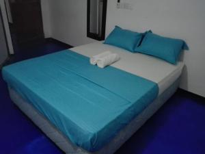 Un pat sau paturi într-o cameră la Unawatuna Beach Villa by Serenity