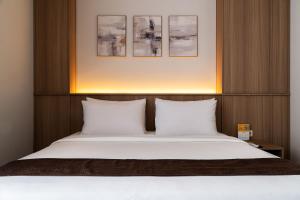 Una cama o camas en una habitación de ICON City Hotel Samarinda 13 fotos más