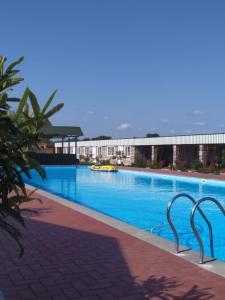 Bazén v ubytování Rahat nebo v jeho okolí