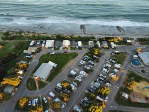 een luchtfoto van een parkeerplaats naast de oceaan bij Sunset Beach Holiday Park in Geraldton