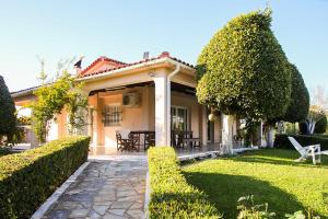 Country House Filippos - Private Garden Escape في Katarrákhion: منزل مع حديقة وفناء
