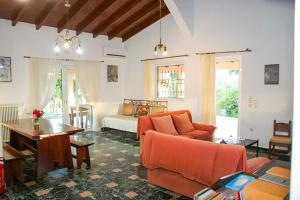Country House Filippos - Private Garden Escape في Katarrákhion: غرفة معيشة مع أريكة وطاولة