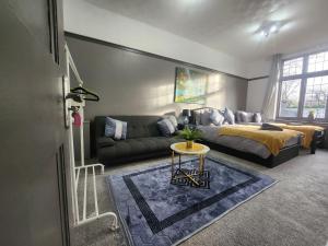 Ένα ή περισσότερα κρεβάτια σε δωμάτιο στο Charming Tudor Cottage White House Free Wifi Manchester