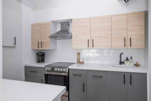 een keuken met witte kasten, een fornuis en een wastafel bij Arrowhead Retreat Ski-In-Out Pool Shuttle in Blue Mountains