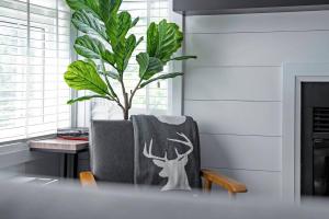 een stoel met een hertenstencil erop in een keuken bij Arrowhead Retreat Ski-In-Out Pool Shuttle in Blue Mountains