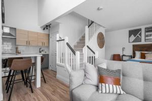 een woonkamer en keuken met een bank en een bed bij Arrowhead Retreat Ski-In-Out Pool Shuttle in Blue Mountains +42 foto's