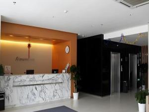 una hall con bancone e orologio sul muro di Jinjiang Inn Yantai Fushan District Fuhai Road a Yantai