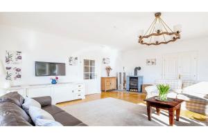 TV a/nebo společenská místnost v ubytování White Villa