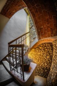 una escalera en un edificio con una pared de piedra en Apartaments Cal Xic, en Bellver de Cerdanya 