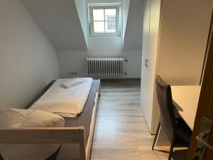 a small room with a bed and a window at Basic Monteurzimmer Work & Stay in Kempten +31 photos
