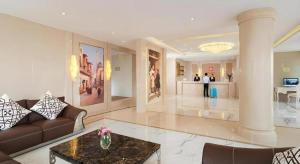 uma sala de estar com um sofá e uma mesa em Vienna 3 Best Hotel Shenzhen Shazui Road Branch em Shenzhen mais 127 fotografias