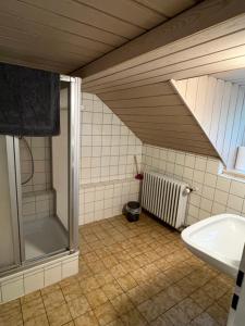 a bathroom with a shower and a sink at Basic Monteurzimmer Work & Stay in Kempten