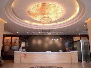 Ο χώρος του λόμπι ή της ρεσεψιόν στο 7 Days Premium·Hotel Pei County Longcheng International