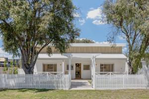 Coastal Waters - Spa, Sleeps 8, Newly Renovated في أوشن غروف: حاجز أبيض أمام البيت الأبيض