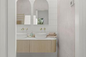 Coastal Waters - Spa, Sleeps 8, Newly Renovated في أوشن غروف: حمام به مغسلتين ومرآة +65 صورة