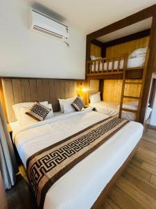 een slaapkamer met 2 stapelbedden en een bed bij Chitralekha Boutique Resort in Rājpur