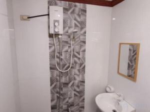 SUMMER WIND PENSION في Puerto Princesa: حمام مع حوض ومرآة