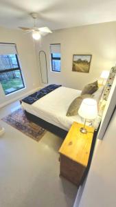 霍维克The Scottage的卧室里有一张床和一张带灯的桌子