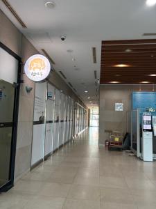 Fuajee või vastuvõtt majutusasutuses Cozy House코지하우스