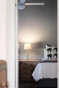 霍维克The Scottage的卧室里有一张床，配有黑白枕头 更多31张照片