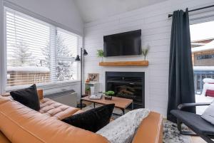 TV a/nebo společenská místnost v ubytování Northern Peaks Ski In-Out Hot Tub Shuttle Access