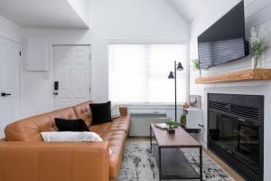 Posezení v ubytování Northern Peaks Ski In-Out Hot Tub Shuttle Access