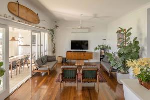 バリナにあるParadise Sands - Oceanstaysのソファとテーブルのあるリビングルーム