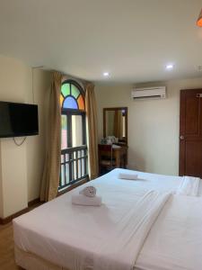 バトゥ・フェリンギにあるD'Feringghi Hotelの窓のある大きな白いベッドのある寝室 +20枚の写真