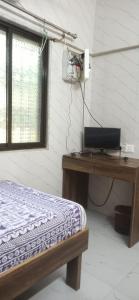 a bedroom with a bed and a desk and a window at Calm Studio 6 in Jāmb