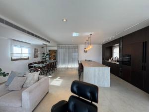 un soggiorno e una cucina con un divano e un tavolo di פנטהואז אלגריה - Adults only a Eilat Altre 53 foto