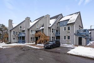 een appartementencomplex met een auto ervoor geparkeerd bij Mountainside Escape Ski-In-Out Pool Shuttle in Blue Mountains