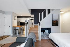 een slaapkamer en een woonkamer met een bed en een keuken bij Mountainside Escape Ski-In-Out Pool Shuttle in Blue Mountains