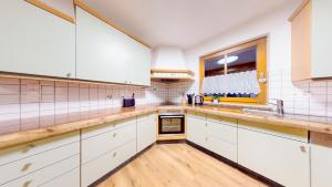 Кухня или мини-кухня в Chalet Wasserfall 52 mit Sauna
 +17 фотографий