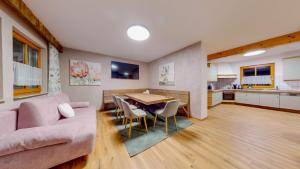 Кухня или мини-кухня в Chalet Wasserfall 52 mit Sauna
