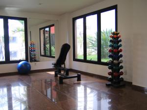 una habitación con un gimnasio con una silla y una pelota de ejercicios en The Park Hall Flat Service Higienópolis, en São Paulo