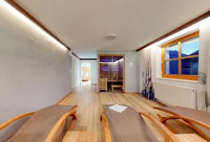 Кровать или кровати в номере Chalet Wasserfall 52 mit Sauna