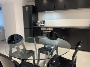 Kuchyň nebo kuchyňský kout v ubytování Appartement avec terrasse - Beaujolais + 1 fotografie