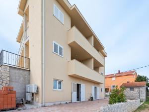 奈维丹Simplistic Apartment in Neviđane near Sea beach的侧面有楼梯的建筑物 更多81张照片