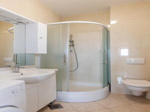 奈维丹Simplistic Apartment in Neviđane near Sea beach的带淋浴、水槽和马桶的浴室