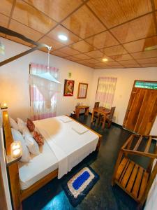 una camera da letto con un letto grande in una stanza di Bright Sun Safari a Udawalawe Altre 39 foto