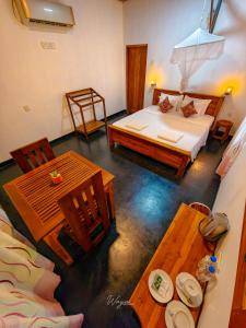 una vista aerea di una camera da letto con un letto e dei tavoli di Bright Sun Safari a Udawalawe