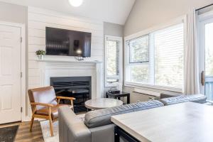 een woonkamer met een bank en een open haard bij Northern Tranquility Ski-In-Out Pool Shuttle in Blue Mountains