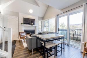 een woonkamer met een bank en een tafel bij Northern Tranquility Ski-In-Out Pool Shuttle in Blue Mountains +30 foto's