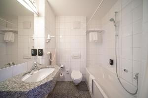 Ένα μπάνιο στο Hotel Carlton +4 φωτογραφίες