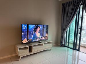un téléviseur à écran plat posé sur un support dans un salon dans l'établissement Elysia Park Legoland Iskandar, à Iskandar Puteri 2 autres photos