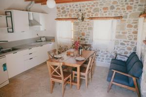 Η κουζίνα ή μικρή κουζίνα στο Madran House +7 φωτογραφίες