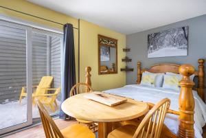 En eller flere senge i et værelse på Sunshine Summit Ski-In-Out Pool Shuttle + 39 billeder