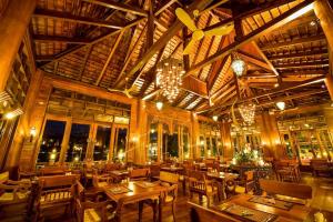 En restaurant eller et andet spisested på Santhiya Koh Phangan - Supreme Deluxe Pool Access